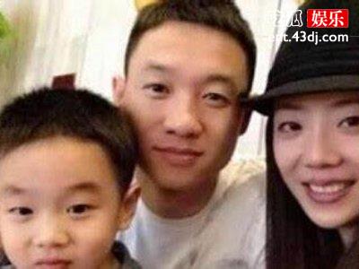 杨威一家五口甜蜜送祝福，双胞胎女儿古灵精怪