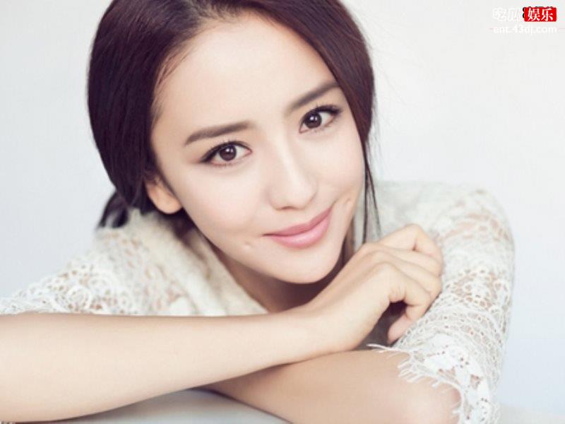 佟丽娅微博晒新剧剧照，首演女机长搭档是实力男星