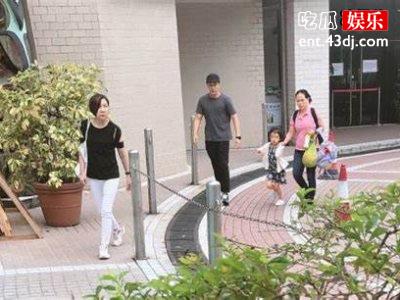 文章接送女儿学习舞，耐心在门外等候，为小姑娘递水撑伞