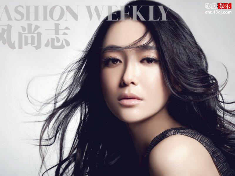 秦岚素颜宅在家中，皮肤白皙像少女穿家居服大声K歌