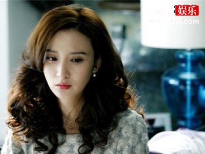 张萌携老公与女儿外出聚餐，夫妻俩秀恩爱画面太甜