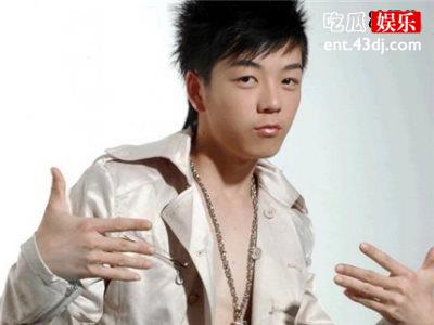 王栎鑫老婆化身李现小迷妹，在王栎鑫面前一直夸赞偶像