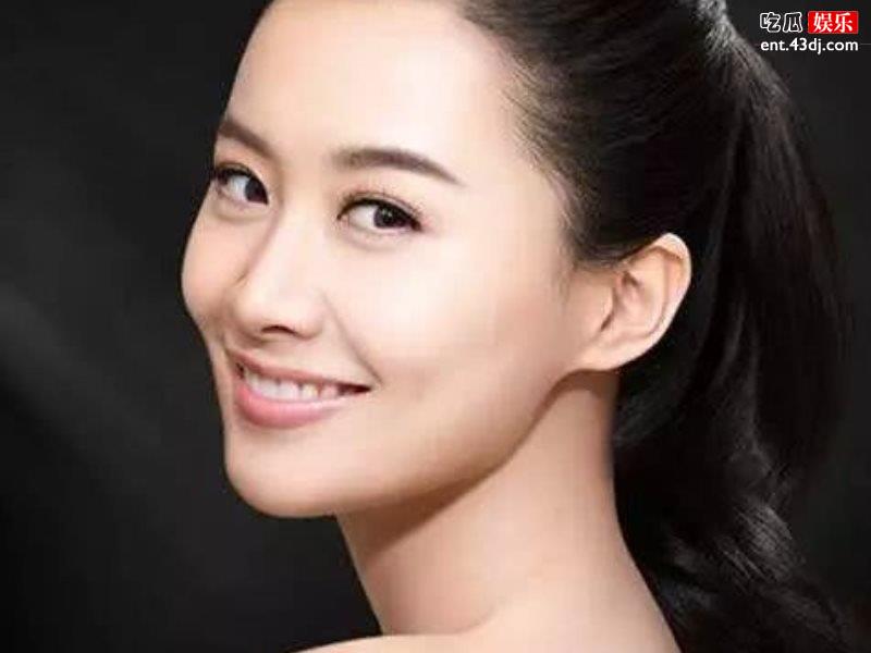 她曾是最性感李莫愁，被外籍男友骗钱骗色今52岁被宠成了公主