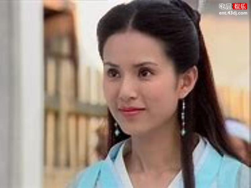 李若彤与众多超模走秀，一双大长腿让人羡慕不输小龙女时期