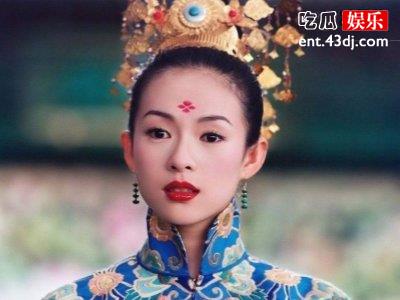 章子怡带二胎儿子医院检查，产后身材恢复太迅速