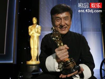 敬业老戏骨成龙，高成本电影不上映又出古装新作