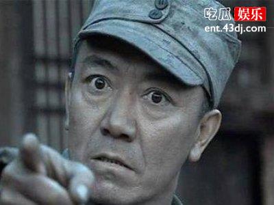 新版《亮剑》遭网友吐槽，演员们涂发蜡秀琴结婚居然吃猪肉新版
