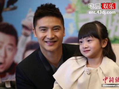 田亮与女儿现身机场，运动风穿搭如同兄妹
