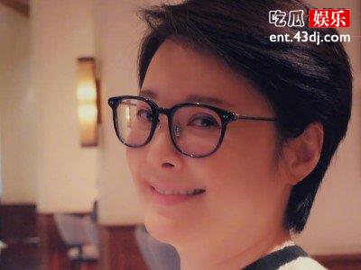 袁立不惧年龄大胆秀出事业线，傲人身材够丰盈引人注目