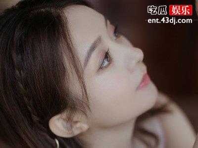 赵丽颖新戏拍摄完成后探班冯绍峰，牵手甜蜜在街头散步