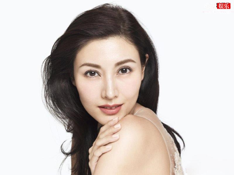 李嘉欣晒出一家人照片，儿子喜爱滑板车模样俊俏帅气