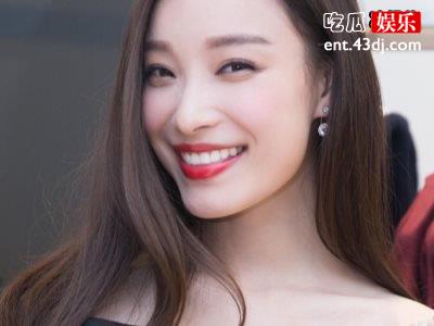 倪妮在家温馨做蛋糕，皮肤白皙到让人羡慕