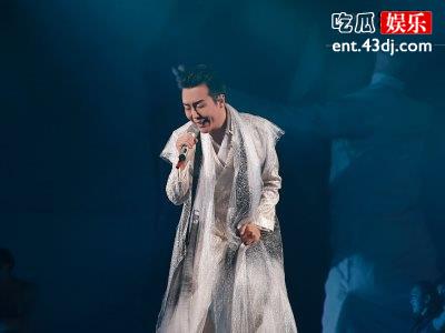 李玉刚出道十五周年，不少艺人为他庆祝称赞他有才艺