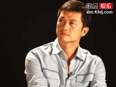 李亚鹏陪女儿游玩，抛弃女友独自在上海