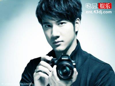 王力宏儿子超爱音乐，趁姐姐上厕所空挡找老师学拉小提琴