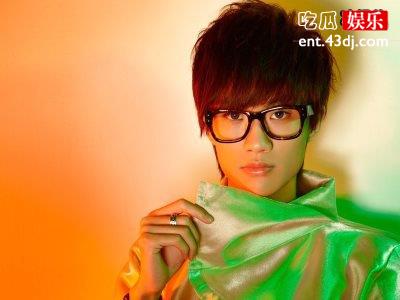 疑似恋情曝光！许嵩与女生甜蜜牵手逛街后同回