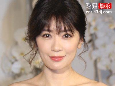 贾静雯的三个女儿都有才华，波妞在家里拿着吉他开演唱会