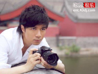 古巨基晒儿子近照父子俩如出一辙，基仔直言儿子像自己翻版