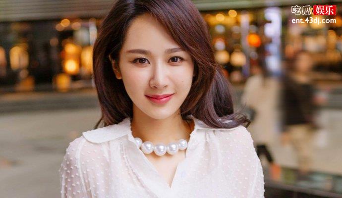 杨紫的“贝雷帽”火了，一件简单的棕色皮衣马甲就穿出了女王范