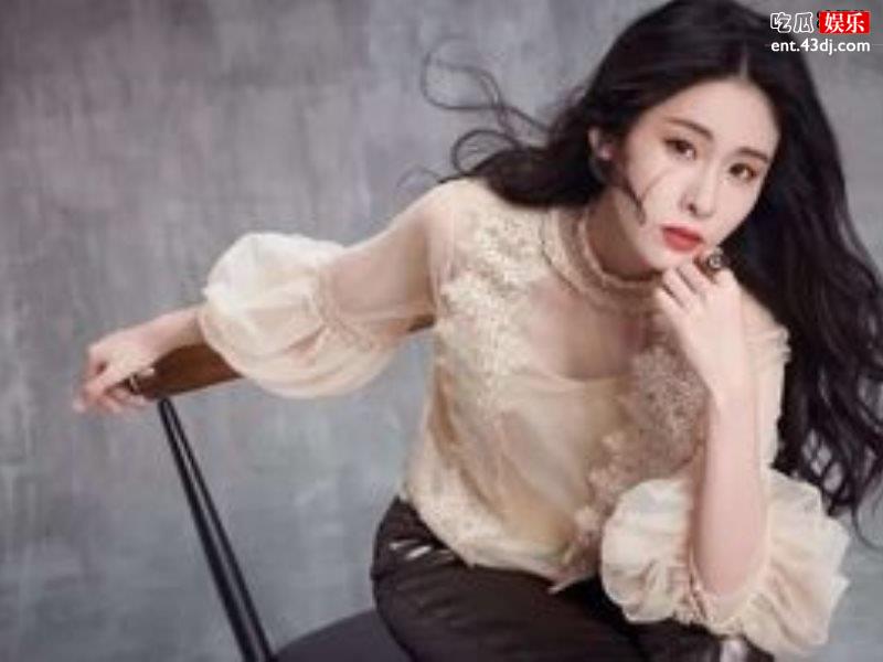 张碧晨上节目穿咸菜色外套，被毒舌朋友吐槽像买菜的张大爷