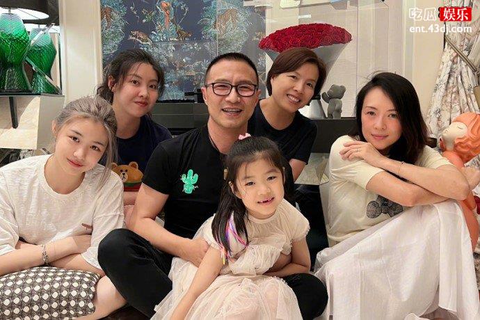 汪峰在家参加义演活动，不小心曝光儿子的证明照太吸引目光