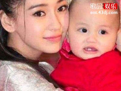 杨颖素颜带儿子游泳外婆和小海绵玩的开心，女神若有所思没下水