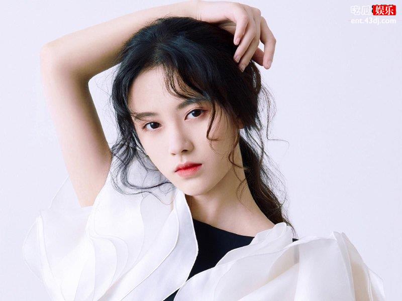 鞠婧祎张翰合作，女生抱完就走男生反应看出了他的素养