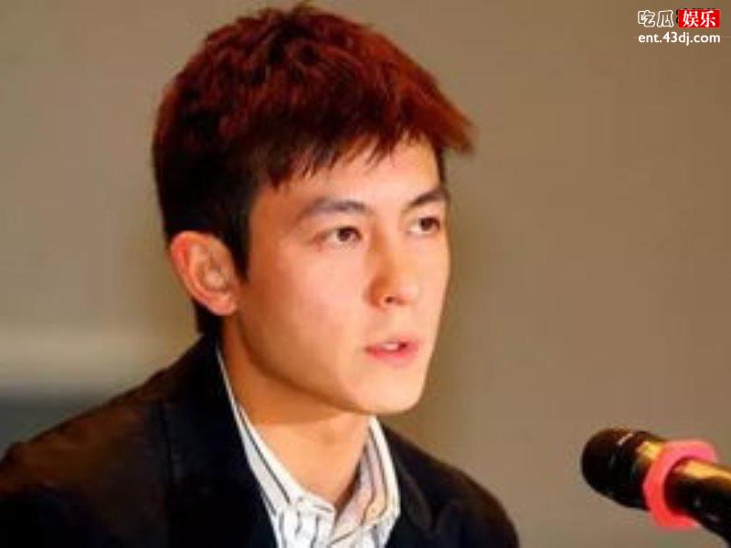 她感情极为混乱因公众场合常做这一动作，被称为女版陈冠希