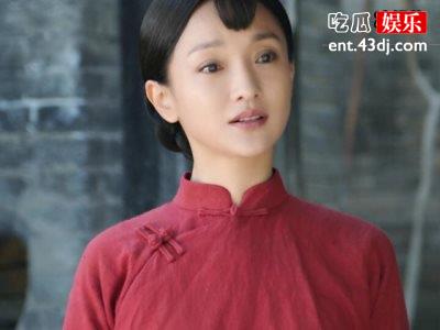 周迅在大街上对着转角镜唱天涯歌女，网友直呼：真性情