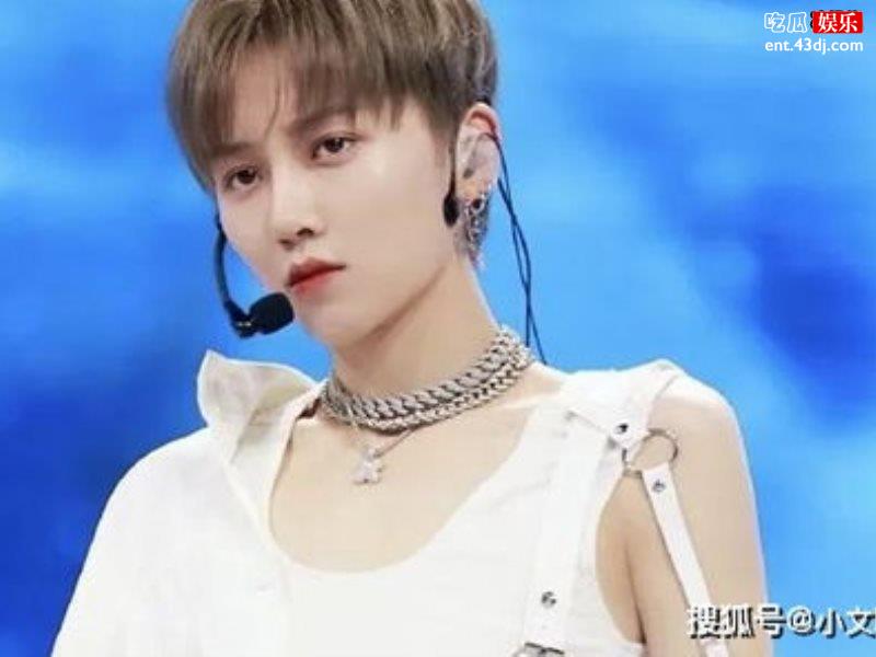 刘雨昕C位出道饱受争议，回应主题曲舞台穿裤子原因