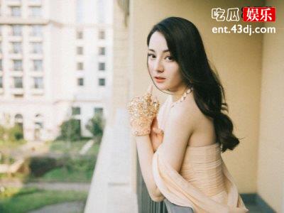 跨年晚会上的迪丽热巴与杨幂，一个性感妩媚一个霸气外漏