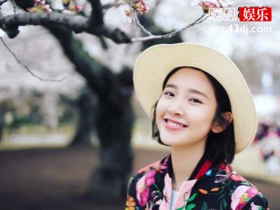 唐艺昕出街孕肚明显，张若昀轻抚孕肚温柔相望好幸福