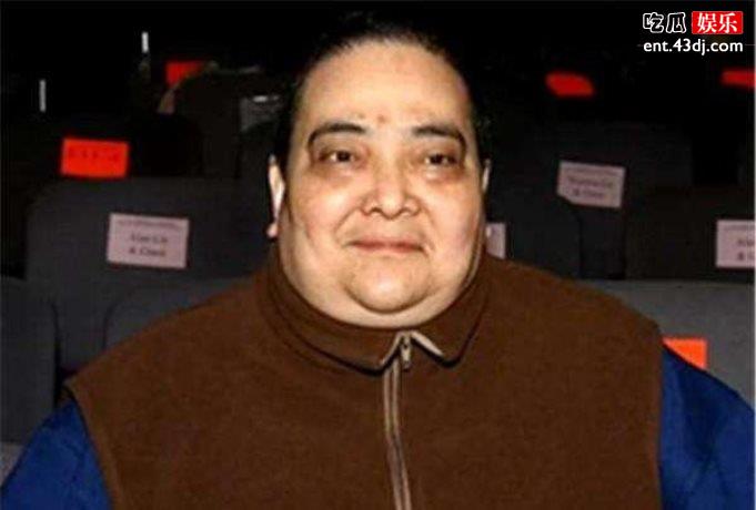 一代赌王去世身边子女毫无交流？何超雄带众多菲佣现场场面十分庞