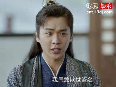 张若昀机场被粉丝送鸡腿花，当事人定睛一看懵了