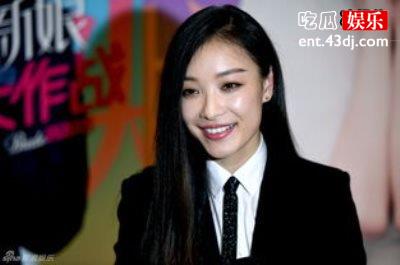倪妮金色开衩裙秒变人鱼公主，这装扮真是让人难以抗拒