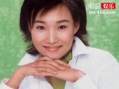 双面李梓萌主持《新闻联播》时很高冷，私底下很迷糊