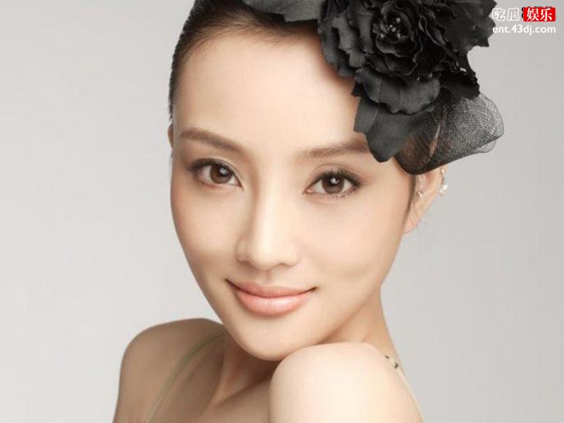 李小璐一边直播一边准备新歌，网友称吸金力强
