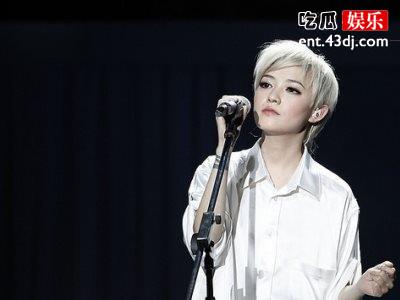 超女转行卖货主播！衣柜全是限量版