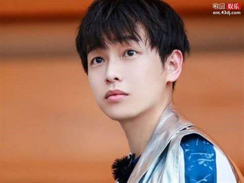 彭昱畅孙芮现身重庆大学，宣传两个人的电影二人很接地气