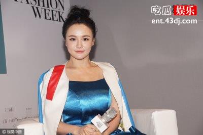 冉莹颖晒出三儿子生活照，邹市明耐心哄小儿子睡觉