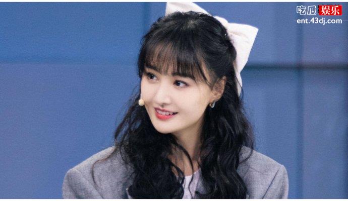 郑爽给吴亦凡递水脸红害羞似少女，曾表示上节目就是为了他