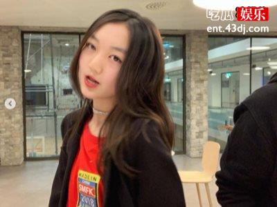 李嫣现身慈善公益活动，穿搭时尚气质随妈妈