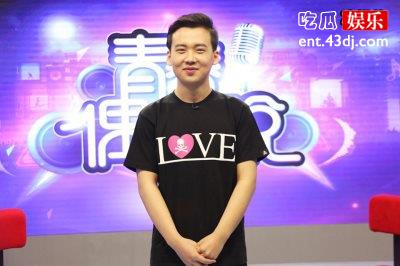 郭麒麟罕见自拍是经纪人皮没磨好，还是种西瓜晒黑了呢