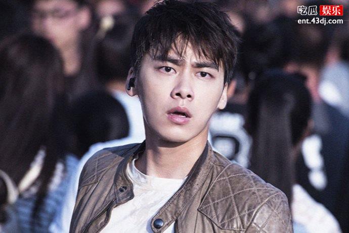 李易峰夜间闲逛上海既劝架又买仙女棒，网友直呼路转粉