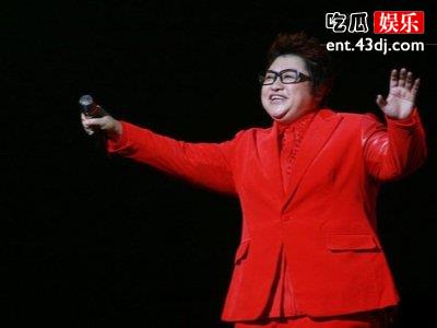 他用草根歌手的身份出名，曾被韩红愤怒赶下，如今彻底凉凉