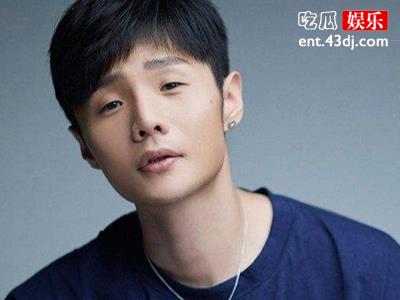 李荣浩直播中欠费, 为何能逗人发笑?