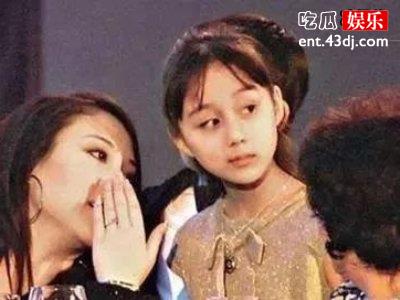 孙女露面神似赌王，素颜状态不在线