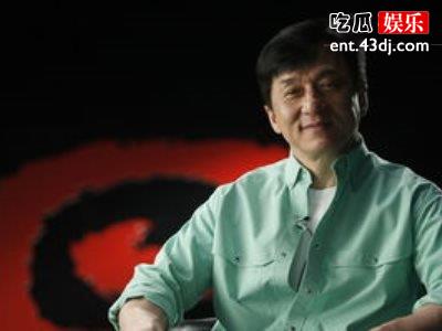 看到成龙片场睡觉的照片，网友表示怪不得能成为国际巨星