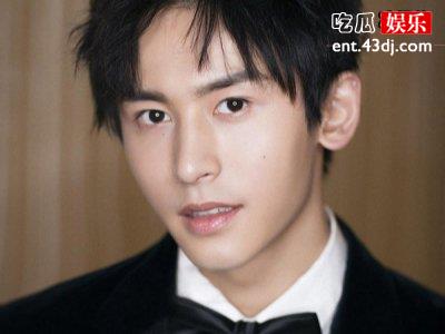 张哲瀚在《朝歌》中担任大梁，女主吴谨言剧照妩媚动人