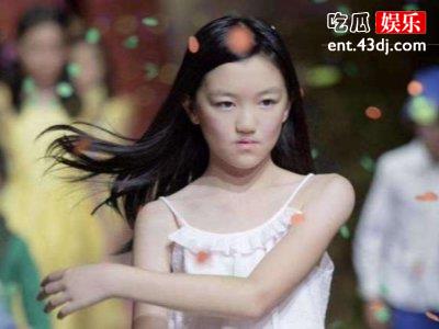 难怪李嫣不入娱乐圈！与父亲吃路边摊一筷没动引热议星二代真难！